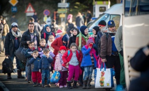 Германия обмисля даването на статут на бежанец само след установяване на временно местоживеене