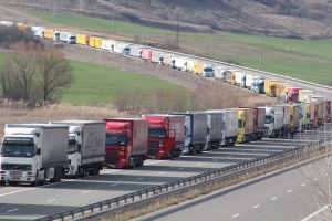 Блокирани са над 100 македонски камиона на гръцко-турска граница