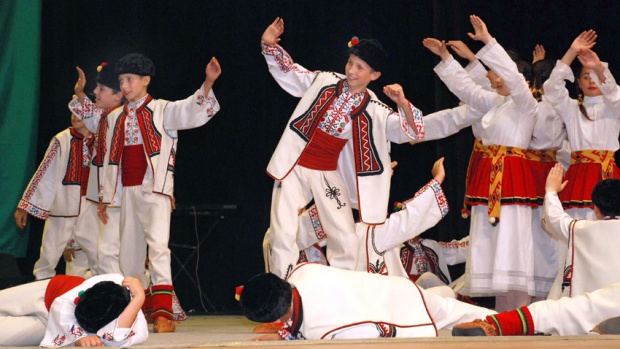 Премахват и народните танци от учебната програма