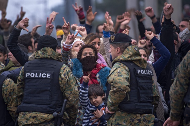 Шофьори и бежанци са блокирали пътя на гърците към Македония