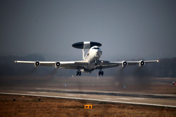 НАТО изпраща в Сирия самолети за ранно предупреждение АУАКС