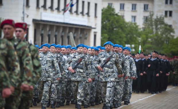 Всички български младежи минават на отчет в армията