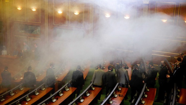 Балкански нрави! Сълзотворен газ в Парламента отмени избора на президент на Косово