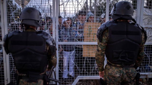 Македонската полиция отблъсна със сълзотворен газ мигранти, опитали да пробият оградата