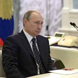 Путин се среща с представители на петролни компании за спиране на спада на цените