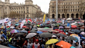 Унгария на протест срещу образователните промени на Орбан