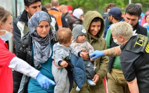 Бежанците в Гърция сами тръгват към македонската граница