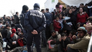 Гърция иска да отвори нов коридор за нелегално нахлуване на мигранти в Македония