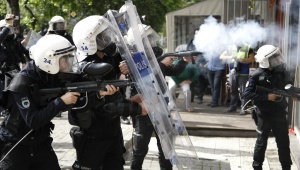 Две жени загинаха при арест след като замеряха с гранати полицейски участък в Истанбул