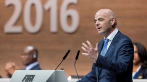 Инфантино лети с нискотарифна фирма за първа среща като шеф на ФИФА