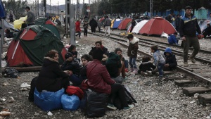Хиляди мигранти чакат да напуснат Солун