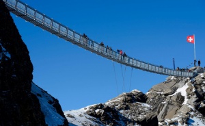 Липсата на сняг стопи туристите в швейцарските Алпи през януари