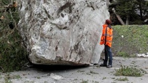 Над 1000 куб. метра скална маса затвори пътя за България между Кочани и Делчево