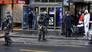В училище в парижко предградие са взети заложници, отправена е бомбена заплаха