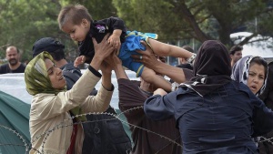 Над 100 мигранти са били задържани при опит за влизане в България
