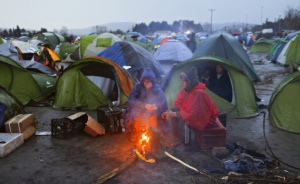 Изпращаме палатки, легла и одеяла на мигрантите на гръцко-македонската граница