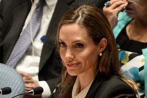 Анджелина Джоли уволни бавачката, флиртувала с Брад Пит