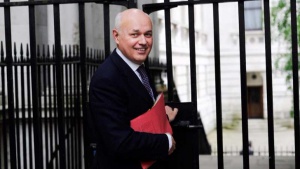 Британският социален министър подаде оставка - не одобрява орязването на социалните помощи за хора с увреждания