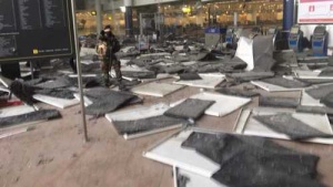Поне един от взривовете на летището в Брюксел е самоубийствен атентат