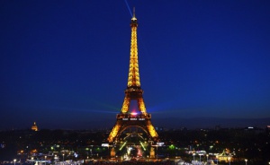 Айфеловата кула грейна в цветовете на Белгия