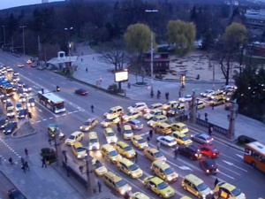 Таксита блокираха "Орлов мост" в София