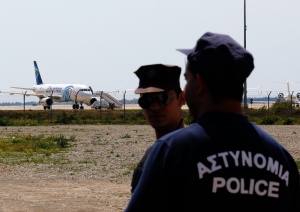 Кипърската полиция ще шурмува отвлечения самолет