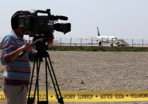 Снайперисти заеха позиции около похитения самолет, кипърската полиция се готви да го щурмува