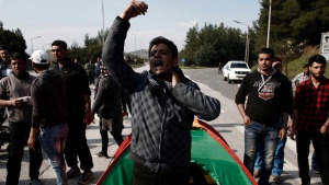 Мигранти блокират македонски коли с мълчаливото съгласие на гръцките власти