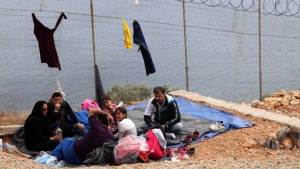 Осем ранени след сбиване на мигранти на атинското пристанище Пирея