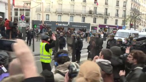 Париж: Протестиращи и полиция в челен сблъсък