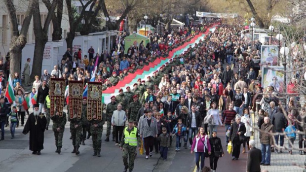 Хиляди съпроводиха трикольора до хълма '"Самарското знаме'' над Стара Загора
