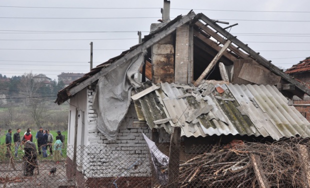 Силен вятър отнесе покривите на 34 къщи в Димитровград