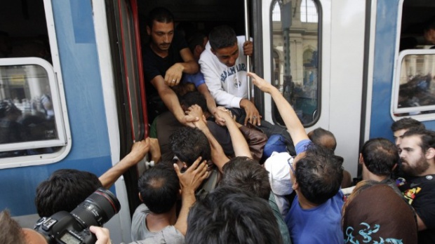 Граничари хванаха 43 мигранти, натоварени в товарен влак за Австрия