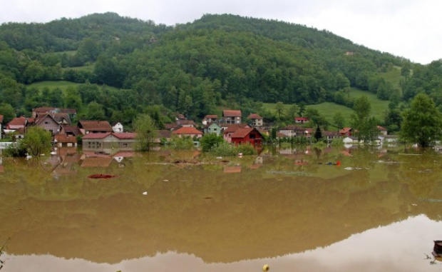 Наводнения в Сърбия и Косово, цели семейства се евакуират