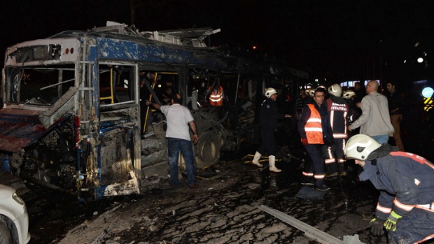 Мощна експлозия разтърси Анкара, автобус се взриви на парчета