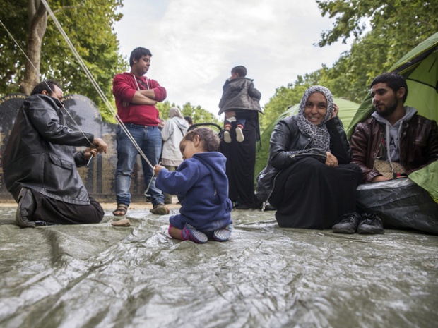 Унгария хлопва кепенците на центровете си за мигранти
