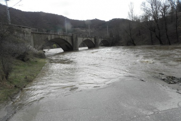 Наблюдават се проблемните участъци при реките Струма и Места заради обилните валежи