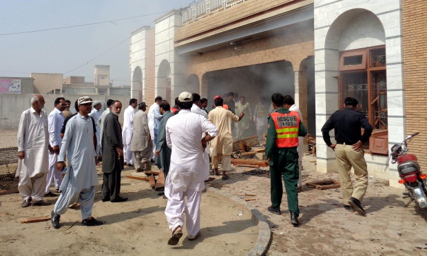 69 души загинаха, а 300 са ранени в терористичния атентат в Пакистан