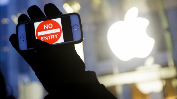 ФБР проби защитата на iPhone, делото срещу Apple е спряно
