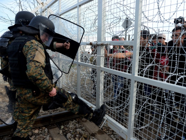 Група от 67 нелегални имигранти заловиха турските власти край границата ни