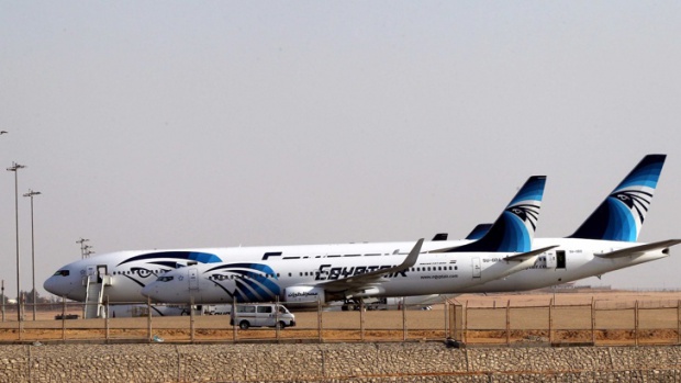 Коланът с експлозиви на похитителя на египетския самолет се оказа фалшив