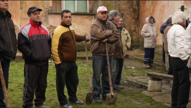 Долни Цибър - ромско село, в което всички искат работа