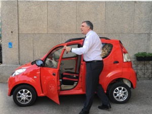 Калфин с електромобил в първия ден без служебни коли за министрите