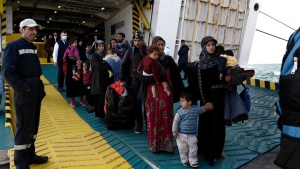 Към Турция потегли първият ферибот с мигранти от Гърция