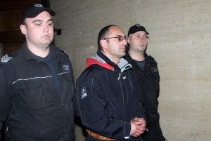Обвиненият за 2 убийства в Ботевград остава в ареста