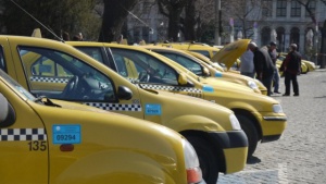 Стачка на таксиметрови шофьори блокира центъра на Пловдив