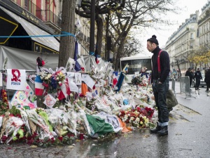 Книга за атаките в Париж се превърна в хит на пазара