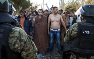 Мигранти скандират "Аллах Акбар", докато се опитват да нахлуят в Македония