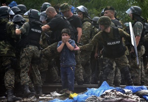 Напрежението на гръцко-македонската граница нараства, раниха полицаи, от Скопие пращат хеликоптери