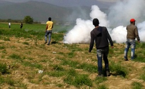 Мигранти отново щурумуваха границата на Македония